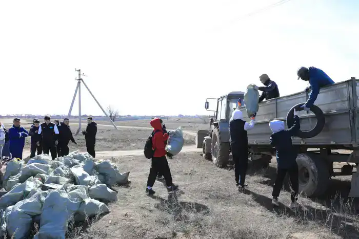 Молодежь Актау: чистота города — в их руках, как в волшебной палитре художника