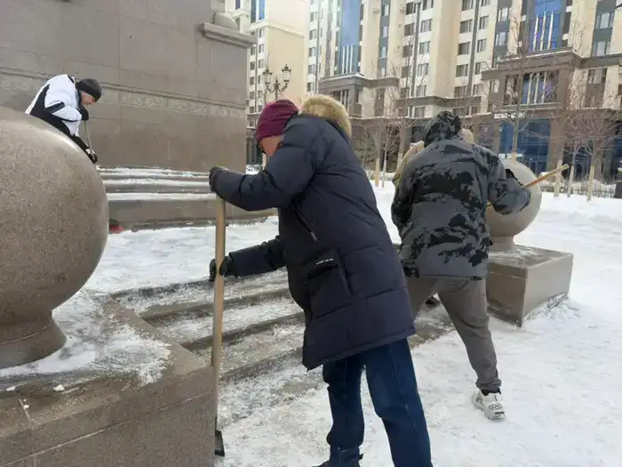 Экологическая инициатива в Астане: уборка территории монумента «Қазақ еліне мың алғыс»