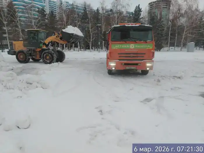 Более 3 тысяч дорожных рабочих задействовано в снегоуборочных работах в Астане (2)