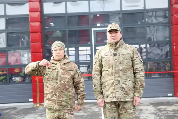 Новые апартаменты для спасателей: в Алматы вручили ключи сотрудникам МЧС (3)