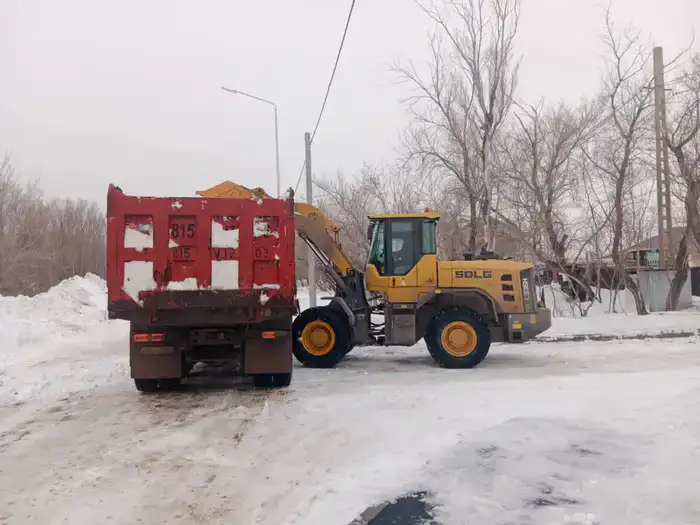 Тысячи дорожных рабочих вышли на снегоуборочные работы в Астане (7)