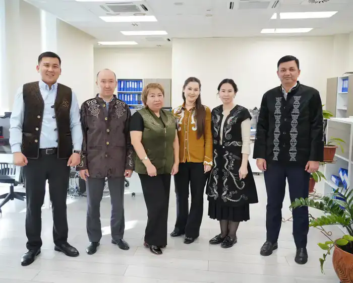 ГОСУДАРСТВЕННЫЕ СЛУЖАЩИЕ ТУРКЕСТАНСКОЙ ОБЛАСТИ ПРИШЛИ НА РАБОТУ В НАЦИОНАЛЬНОЙ ОДЕЖДЕ И ПОДДЕРЖАЛИ ДЕКАДУ “НАУРЫЗНАМА” (7)