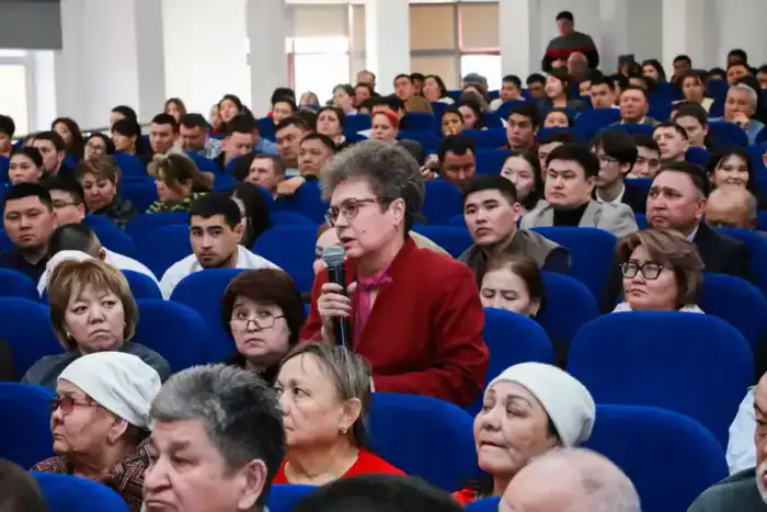 Встреча полиции с жителями Астаны по безопасности