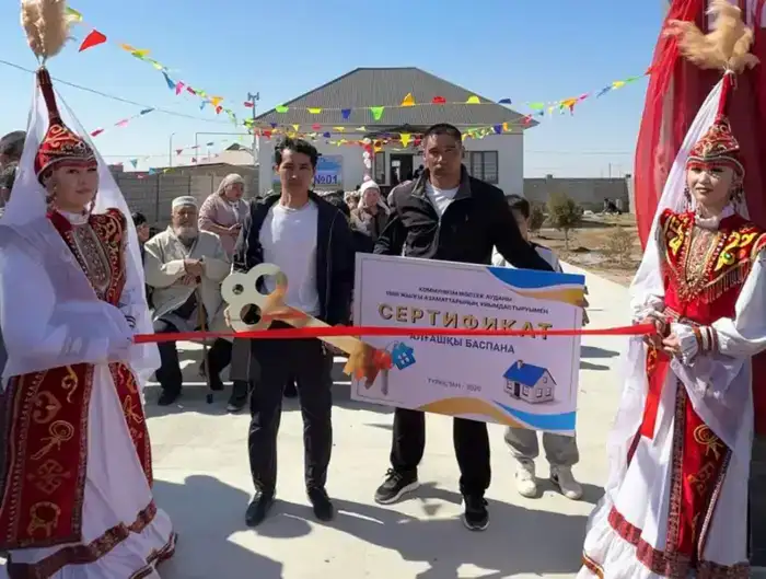 Акция благотворительности в Туркестане: молодые люди помогают матери-одиночке