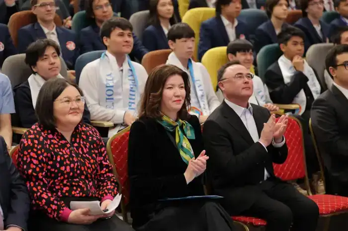 Министр просвещения Жулдыз Сулейменова наградила победителей республиканской олимпиады (4)