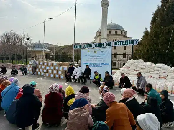 В ТОЛЕБИЙСКОМ РАЙОНЕ 200 СЕМЬЯМ ВРУЧИЛИ ПРОДУКТОВЫЕ КОРЗИНЫ (3)