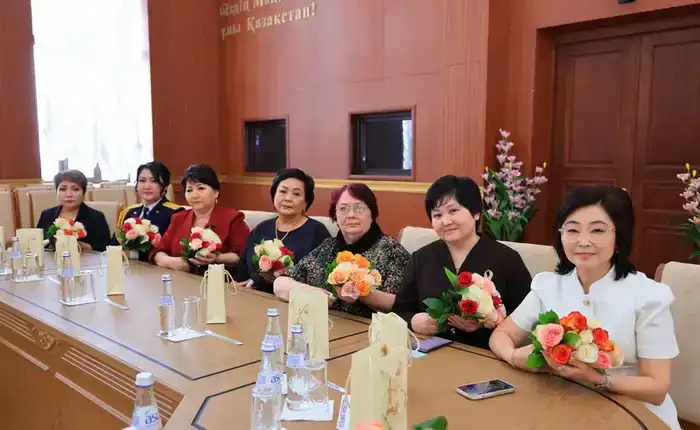 Ермаганбет Булекпаев поздравил женщин Карагандинской области с 8 Марта (6)