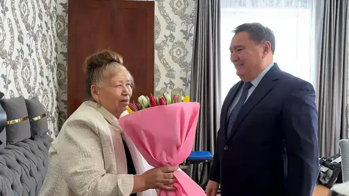 Аким Акмолинской области отметил вклад заслуженного учителя в образование и воспитание будущих поколений к международному женскому дню