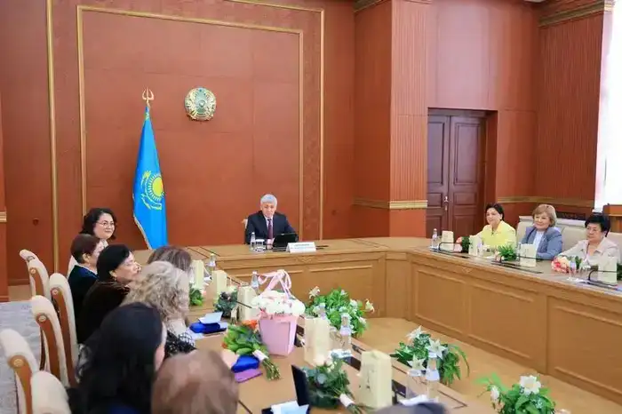 Ермаганбет Булекпаев поздравил женщин Карагандинской области с 8 Марта (5)