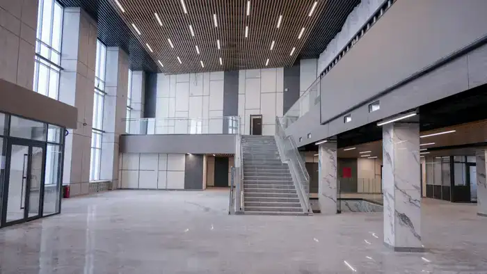 Олжас Бектенов инспектирует модернизацию ж/д вокзала Кокшетау, обновление инфраструктуры продолжается