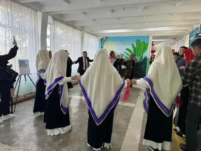 Демонстрация единства и культурного взаимодействия на избирательном участке