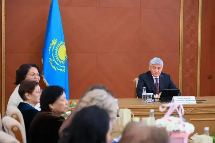 Ермаганбет Булекпаев поздравил женщин Карагандинской области с 8 Марта (3)