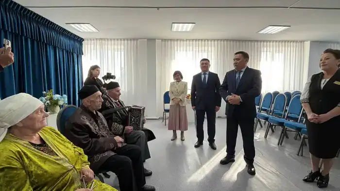 Аким области Марат Ахметжанов поздравил долгожителя в Щучинске (4)