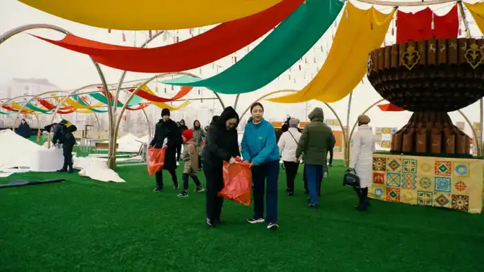 В центре Астаны развернули самый большой флаг «Таза Қазақстан» в рамках экологической акции