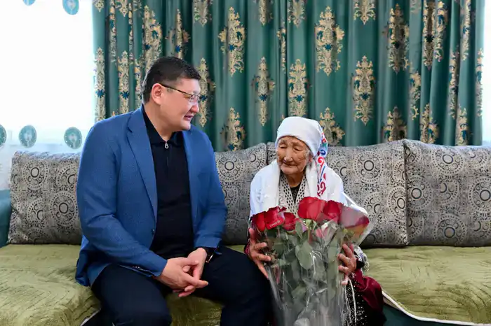 Аким области поздравил 104-летнюю труженицу тыла с праздником (2)