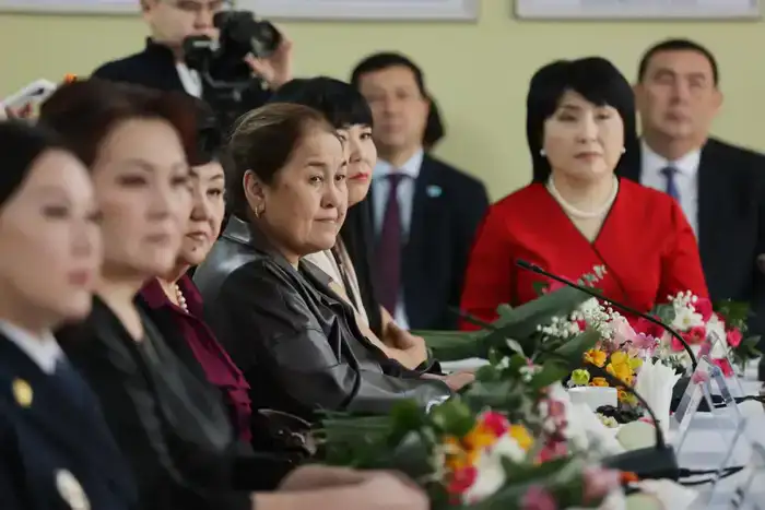 Ербол Карашукеев поздравил представительниц прекрасного пола с 8 Марта (7)