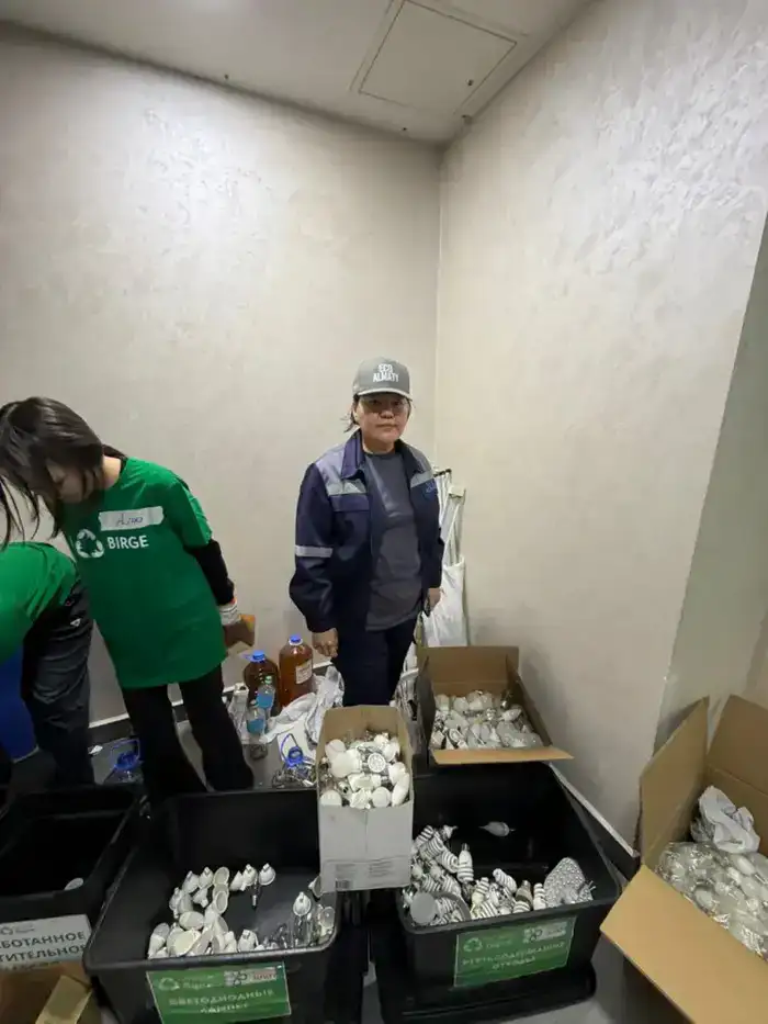 Более 1500 ртутных ламп принесли алматинцы на экоакцию (3)