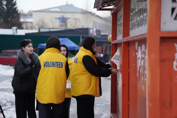 Молодежь Усть-Каменогорска вышла на акцию по очистке города от незаконной рекламы