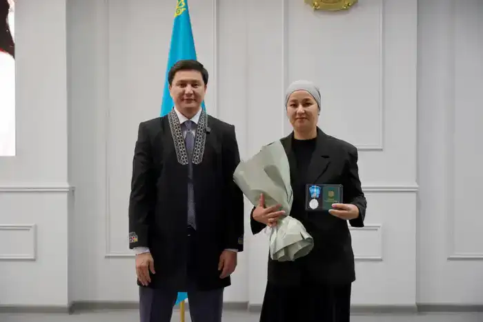 В Астане многодетным матерям вручили подвески «Алтын алқа» и «Күміс алқа» (6)