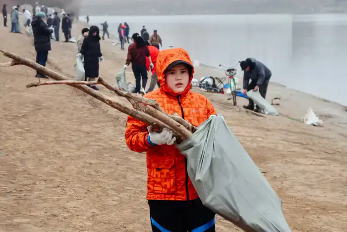 Атырау: берег реки Жайық вновь обрел чистоту благодаря субботнику «Чистый берег»