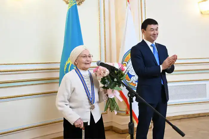 Золотые нити признания: Дархан Сатыбалды наградил женщин, плетущих будущее Алматы