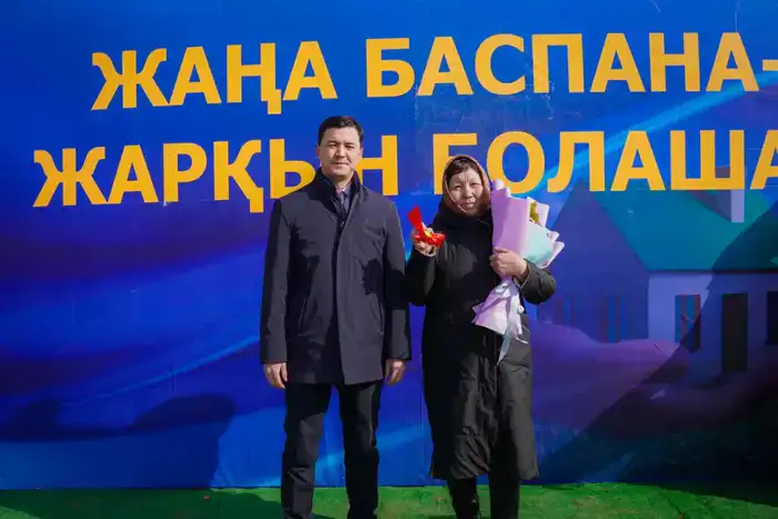 В Актюбинской области 30 семей получили ключи от новых домов (8)