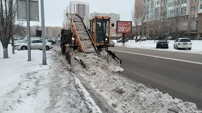 Около трех тысяч дорожных рабочих задействовано в снегоуборочных работах в Астане (8)