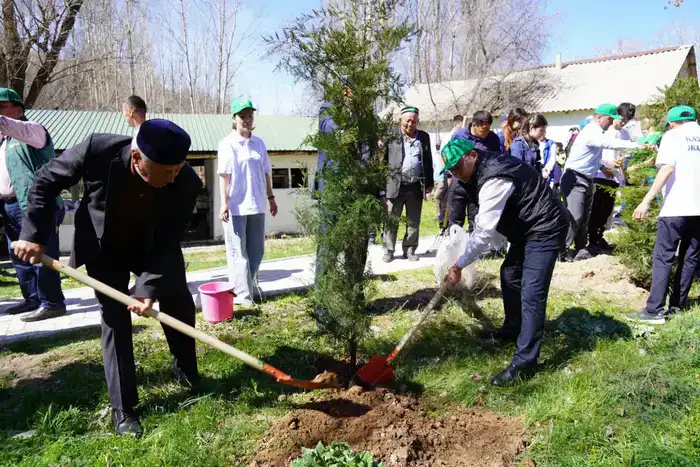В Казыгуртском районе прошла акция по очистке родников «Мөлдір бұлақ» с участием 500 жителей
