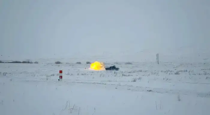 Танкисты отработали задачи по поражению целей в боевых условиях (2)