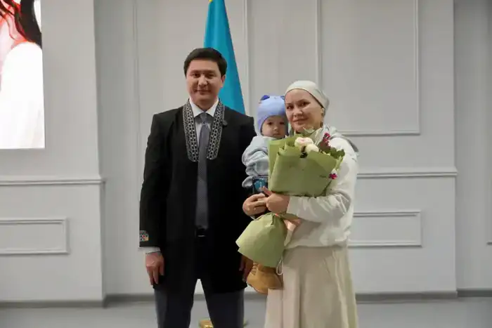 В Астане многодетным матерям вручили подвески «Алтын алқа» и «Күміс алқа» (5)