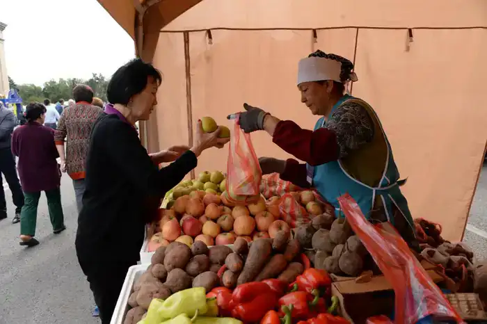 Ярмарка выходного дня в Алматы: фермеры предлагают продукты по сниженным ценам в поддержку населения