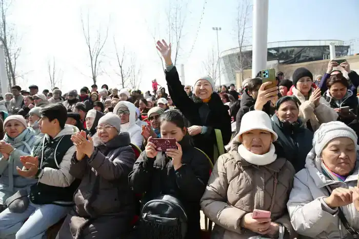 «Көктөбедегі Көрісу»: алматинцев поздравили с Днём Көрісу звуковые дроны и роботы (6)