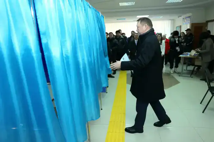 Аким Костанайской области проголосовал на референдуме (5)