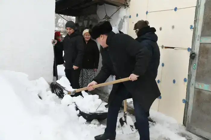 Объединение поколений: активисты помогают пенсионерам в преддверии праздника Наурыз