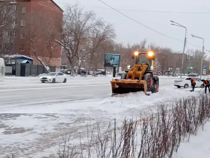 Около трех тысяч дорожных рабочих задействовано в снегоуборочных работах в Астане (4)