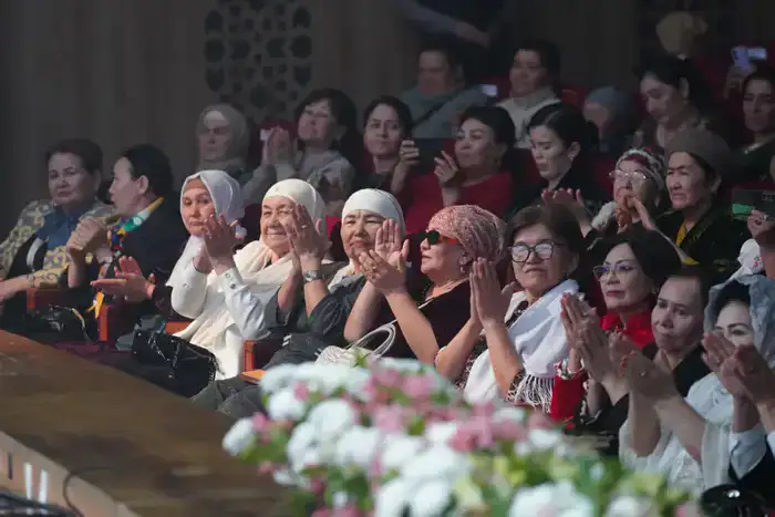 АКИМ ТУРКЕСТАНСКОЙ ОБЛАСТИ ВСТРЕТИЛСЯ С МНОГОДЕТНЫМИ И УВАЖАЕМЫМИ МАТЕРЯМИ И ПОЗДРАВИЛ ИХ С ПРАЗДНИКОМ (10)