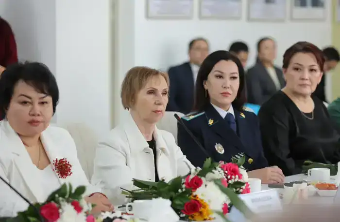 Ербол Карашукеев поздравил представительниц прекрасного пола с 8 Марта (6)