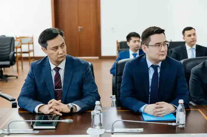 Серик Шапкенов поздравил ветерана Атырау