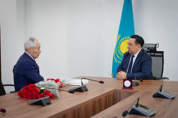 Вице-министр науки вручил Ундасыну Ашимову награду за вклад в науку