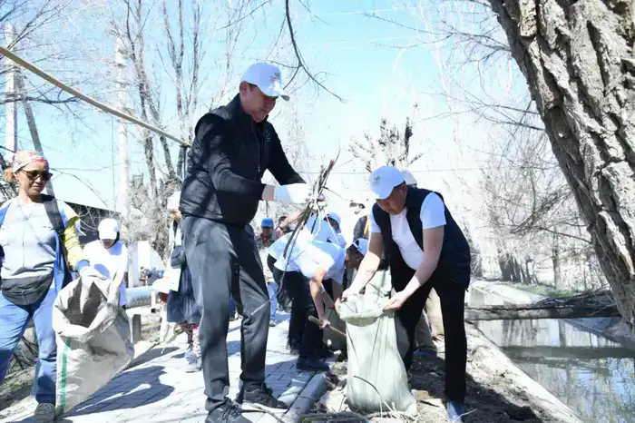 ТУРКЕСТАН: В ОТЫРАРЕ В РАМКАХ АКЦИИ «МӨЛДІР БҰЛАҚ» ОЧИЩЕНЫ БЕРЕГА КАНАЛА (4)