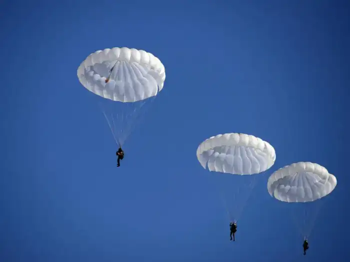Курсанты военного института впервые выполнили учебные прыжки с парашютом (7)
