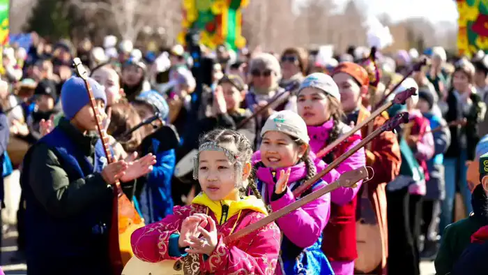 Более 5000 домбристов из ВКО установили мировой рекорд, исполнив песню «Акбулак» (3)