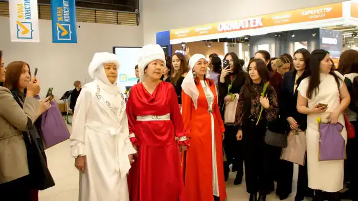 Масштабную акцию в поддержку новой Конституции накануне 8 марта провели в Астане (6)