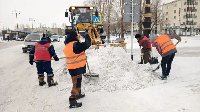 Снегоуборочные работы в Астане 2998 дорожных рабочих 1650 единиц техники