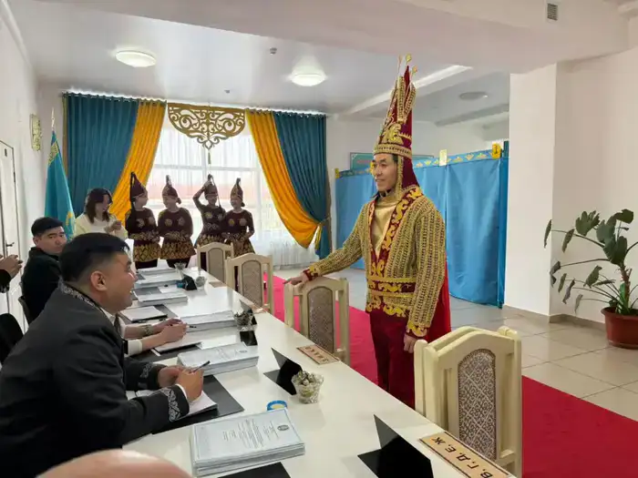 Золотой человек: символ единства на избирательном фронте