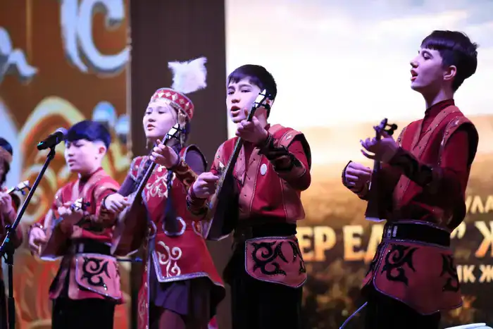 В Актобе молодые жыршы в течение суток исполняют героический эпос (10)