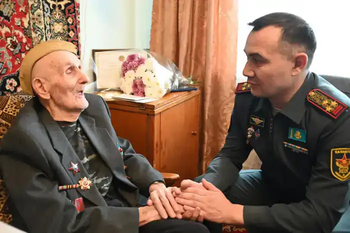 В Караганде военнослужащие поздравили ветерана войны с вековым юбилеем (4)