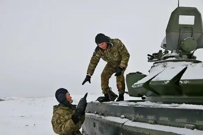Боевые занятия танкистов на полигоне Усть-Каменогорска с Т-72
