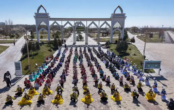 В ТУРКЕСТАНЕ БОЛЕЕ 500 ЮНЫХ ДОМБРИСТОВ ОДНОВРЕМЕННО ИСПОЛНИЛИ КЮЙ (9)