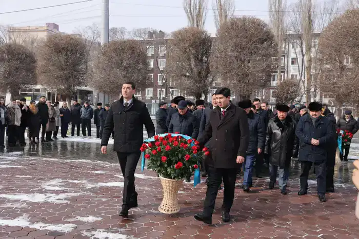 В Таразе состоялась церемония возложения цветов к памятнику Жамбылу Жабаеву (5)